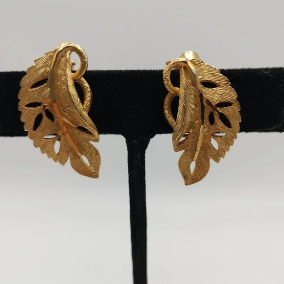 Vintage BSK Gold Tone Clip On Leaf Swirl Earrings 1" - Picture 1 of 9